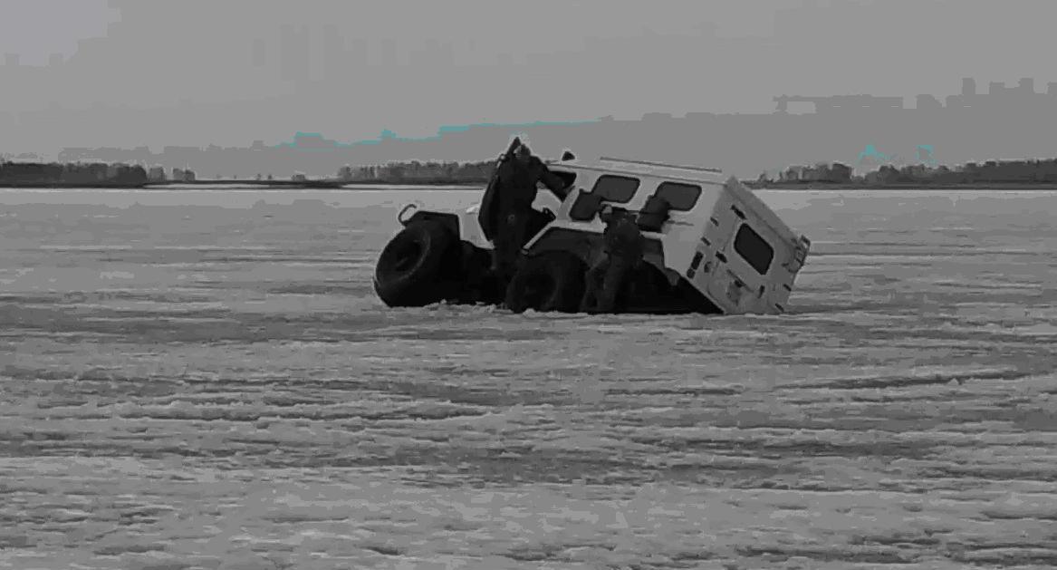 40 км по воде. Трэкол на воде. Трэкол провалился под лед. Трэкол плавает. Вездеход провалился под лед.